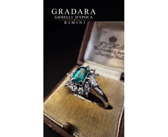 Anello  in  Platino  con  Smeraldo  e  Diamanti  