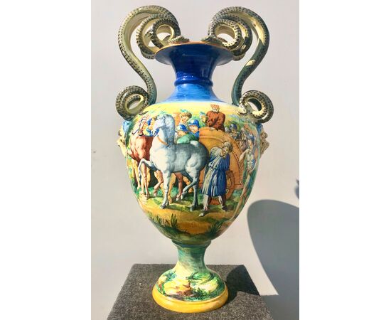 Grande vaso in maiolica con  anse serpentiformi e decoro istoriato Trionfo di David sugli Assiri.Firma S.C.A.Pesaro.