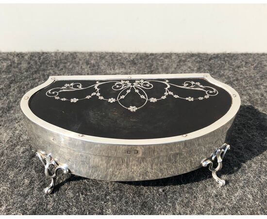 Silver and turtle box with art-nouveau floral inlays. London 1915.     