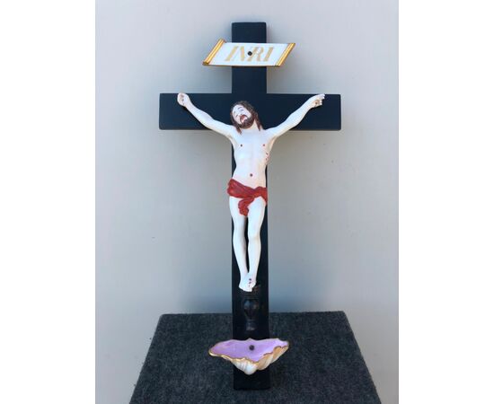 Cristo- acquasantiera in porcellana su croce ebanizzata.Manifattura Ginori.