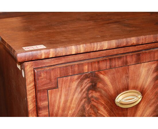 Cassettone Inglese del 1800 stile Vittoriano in legno di Mogano e Piuma di Mogano