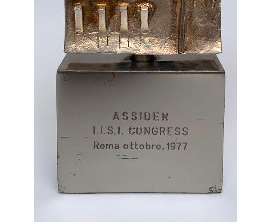 ARNALDO POMODORO, scultura "STELE", firmata in bronzo argentato, 1977