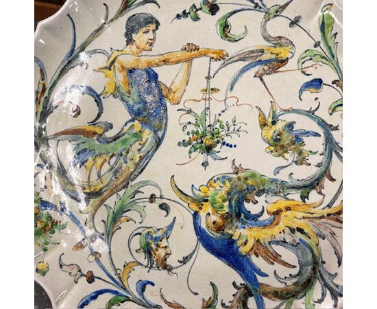 Antico piatto maiolica  Angelo Minghetti Bologna fine 800 . Misura cm 33 
