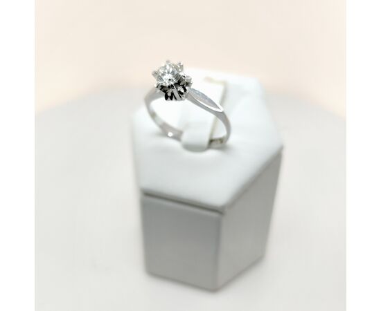 Anello in oro con diamante