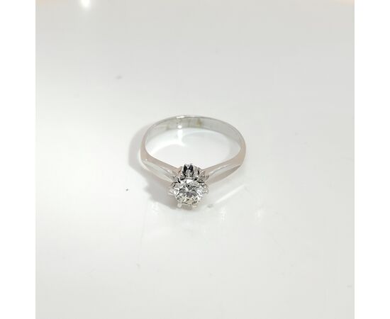 Anello in oro con diamante