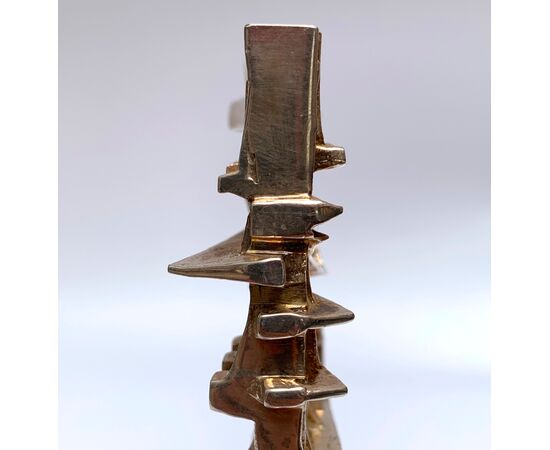 ARNALDO POMODORO, scultura "STELE", firmata in bronzo argentato, 1977