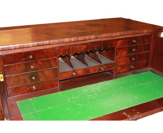 Cassettone Inglese del 1800 stile Vittoriano in legno di Mogano e Piuma di Mogano