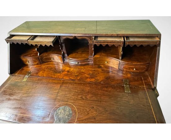 Cassettone a ribalta in legno di noce  - XVIII secolo