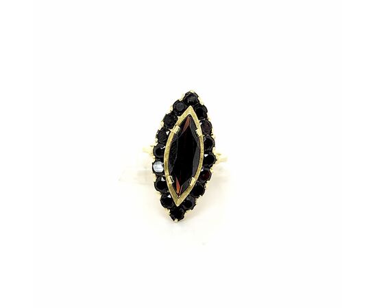 Anello in oro giallo con granati