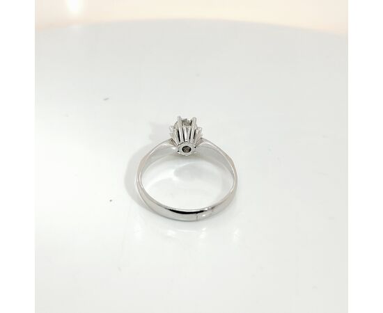 Anello in oro con diamante