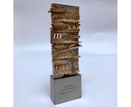 ARNALDO POMODORO, scultura "STELE", firmata in bronzo argentato, 1977