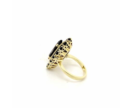 Anello in oro giallo con granati
