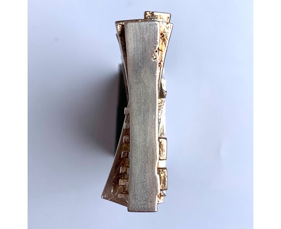 ARNALDO POMODORO, scultura "STELE", firmata in bronzo argentato, 1977