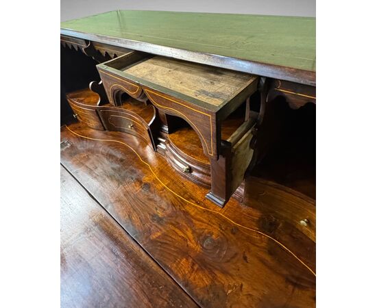 Cassettone a ribalta in legno di noce  - XVIII secolo