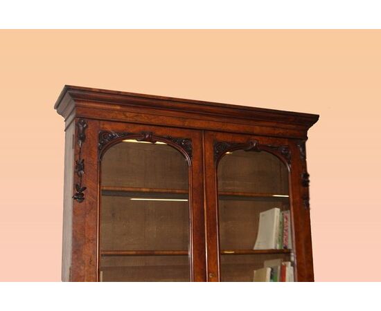 Antica bellissima libreria inglese in radica di noce con intagli e ante con specchio del 1800