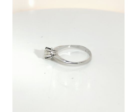 Anello in oro con diamante