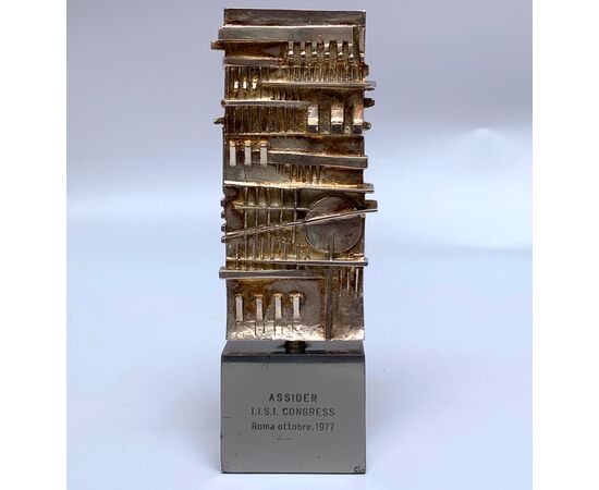 ARNALDO POMODORO, scultura "STELE", firmata in bronzo argentato, 1977