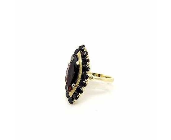 Anello in oro giallo con granati