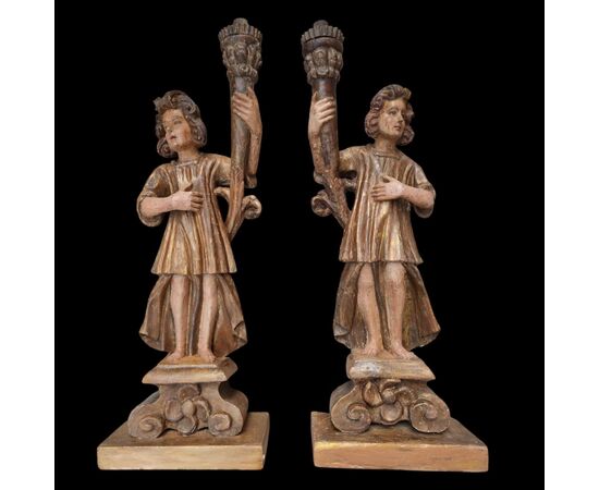 Bella coppia di angeli cerofori in legno policromo Italia Centrale XVI secolo