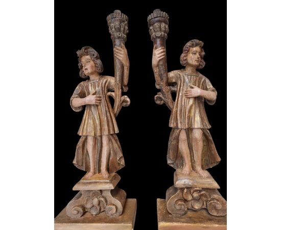 Bella coppia di angeli cerofori in legno policromo Italia Centrale XVI secolo