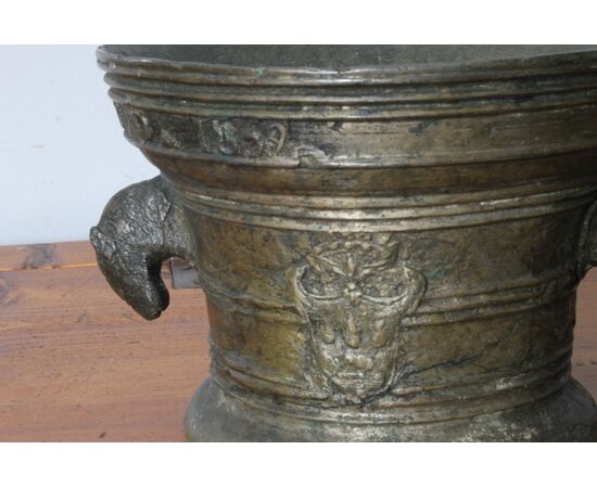 Antico mortaio in bronzo spettacolare 1859 con Stemma e nome  Farmacia. Mis h 17 diametro cm 24 
