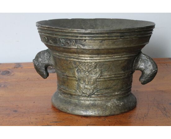 Antico mortaio in bronzo spettacolare 1859 con Stemma e nome  Farmacia. Mis h 17 diametro cm 24 
