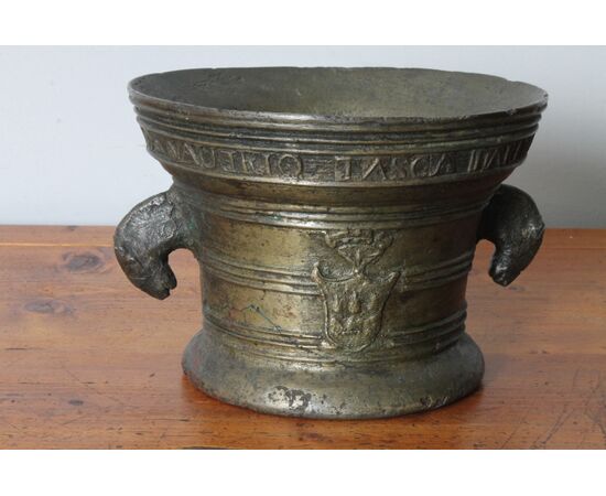 Antico mortaio in bronzo spettacolare 1859 con Stemma e nome  Farmacia. Mis h 17 diametro cm 24 