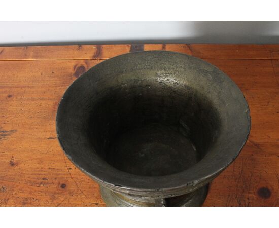 Antico mortaio in bronzo spettacolare 1859 con Stemma e nome  Farmacia. Mis h 17 diametro cm 24 