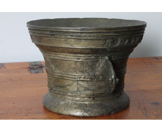 Antico mortaio in bronzo spettacolare 1859 con Stemma e nome  Farmacia. Mis h 17 diametro cm 24 