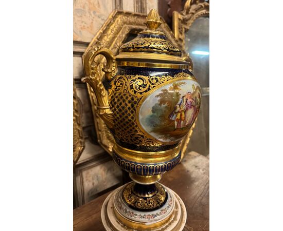 DARS669 - Importante vaso in porcellana di Sevres, epoca '800, misure cm L 35 x H 73 x P 25