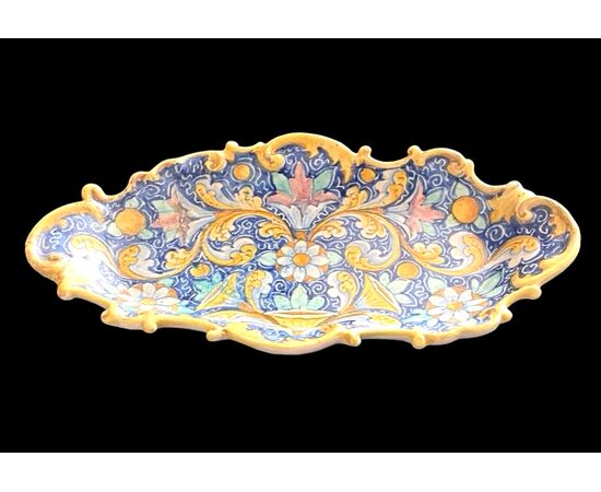 Piatto-Centrotavola in maiolica con bordo rocaille e decoro stile veneziano.Manifattura Minghetti.Bologna.