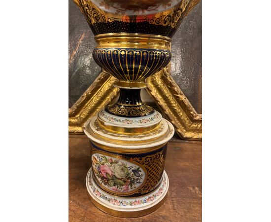 DARS669 - Importante vaso in porcellana di Sevres, epoca '800, misure cm L 35 x H 73 x P 25