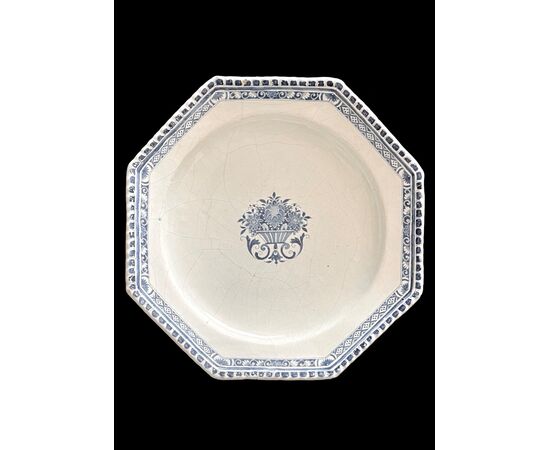 Piatto in maiolica di forma ottagonale.Rouen,Francia.