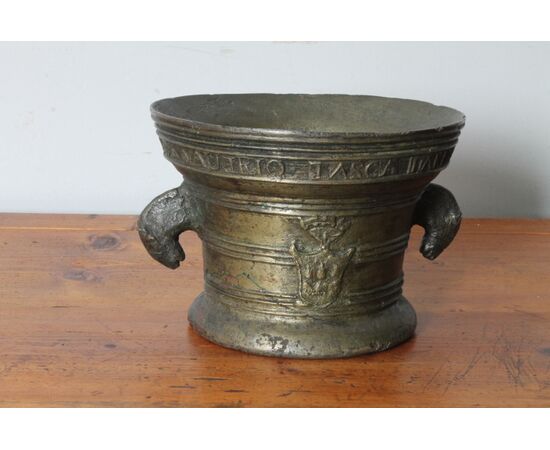 Antico mortaio in bronzo spettacolare 1859 con Stemma e nome  Farmacia. Mis h 17 diametro cm 24 