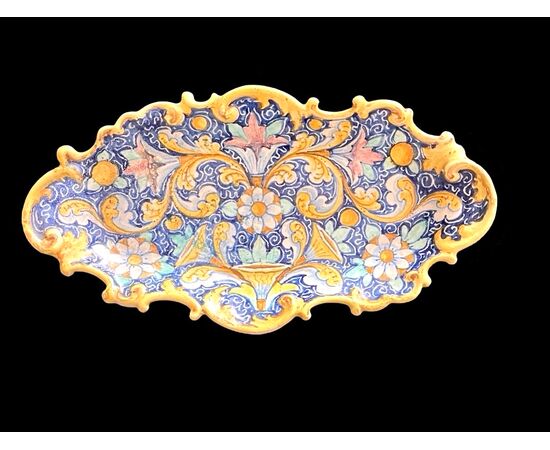 Piatto-Centrotavola in maiolica con bordo rocaille e decoro stile veneziano.Manifattura Minghetti.Bologna.