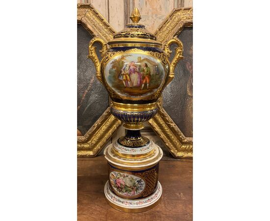 DARS669 - Importante vaso in porcellana di Sevres, epoca '800, misure cm L 35 x H 73 x P 25