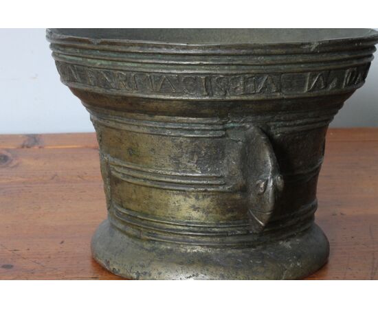 Antico mortaio in bronzo spettacolare 1859 con Stemma e nome  Farmacia. Mis h 17 diametro cm 24 