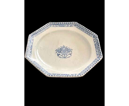 Piatto in maiolica di forma ottagonale.Rouen,Francia.
