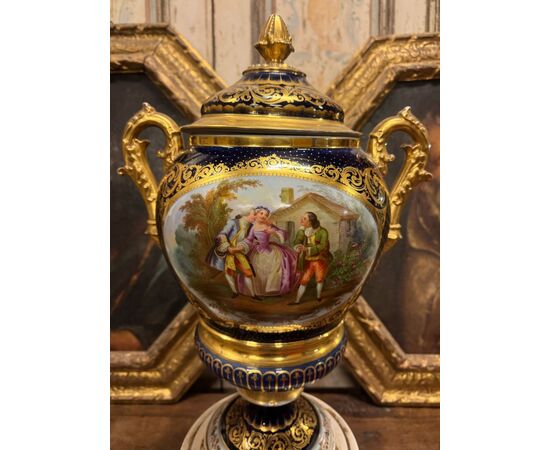 DARS669 - Importante vaso in porcellana di Sevres, epoca '800, misure cm L 35 x H 73 x P 25