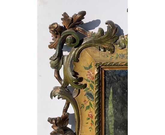 Specchiera in legno intagliato, laccato e dipinto. Venezia, XIX secolo. 