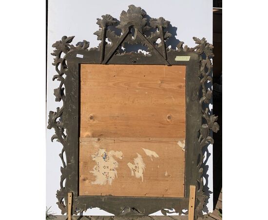 Specchiera in legno intagliato, laccato e dipinto. Venezia, XIX secolo. 
