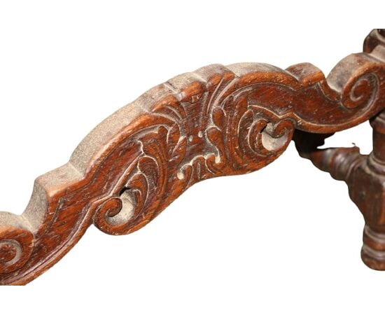Set di 4 sedie stile Rinascimento – Legno di noce, imbottitura in gobelin