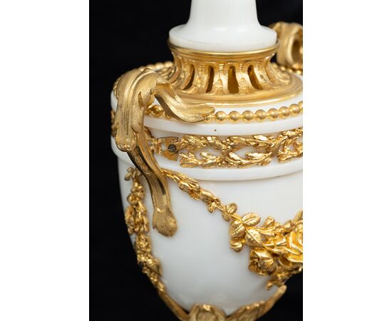 Coppia di cassolette/Vasi antichi Napoleone III in marmo bianco statuario e bronzo dorato. Francia XIX secolo.