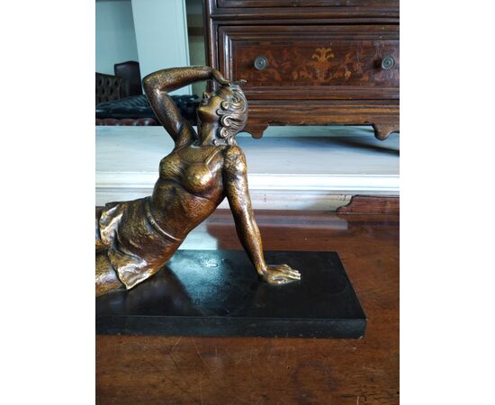 Scultura in bronzo di fanciulla 