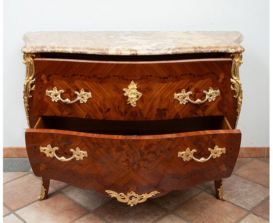 Cassettone antico Napoleone III Francese in legni esotici pregiati con piano in marmo. Periodo XIX secolo.