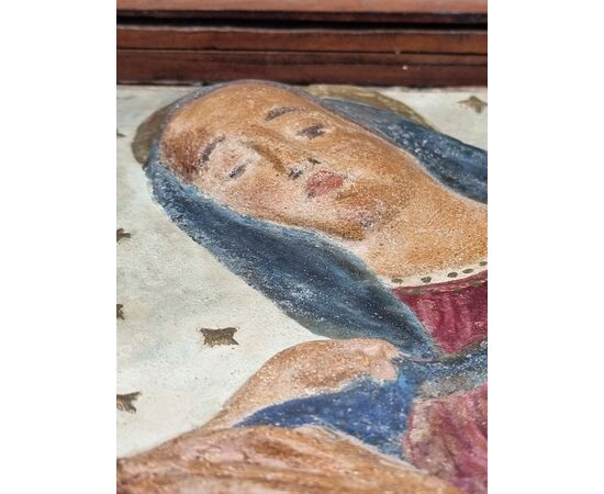 Bassorilievo in stucco policromo raffigurante Madonna con Bambino, Italia Centrale, XV-XVI secolo