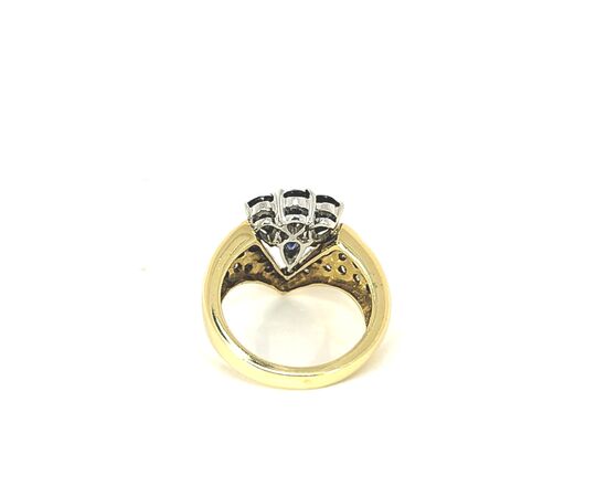 Anello in oro con zaffiri e diamanti
