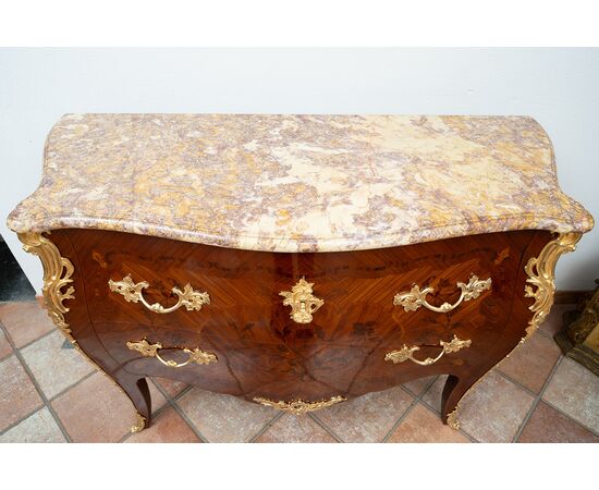 Cassettone antico Napoleone III Francese in legni esotici pregiati con piano in marmo. Periodo XIX secolo.