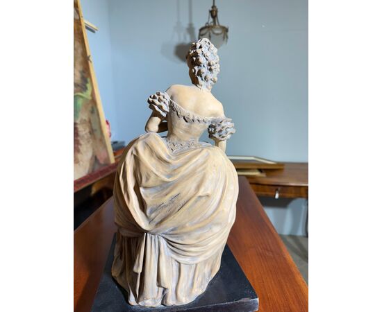 Scultura di dama anni '40 in terracotta patinata firmata Tomuti
