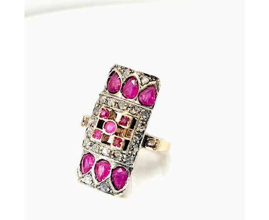Anello in oro e argento con rubini e diamanti